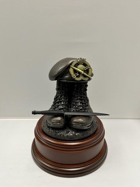 Boots and Baret KCT brons Gravure