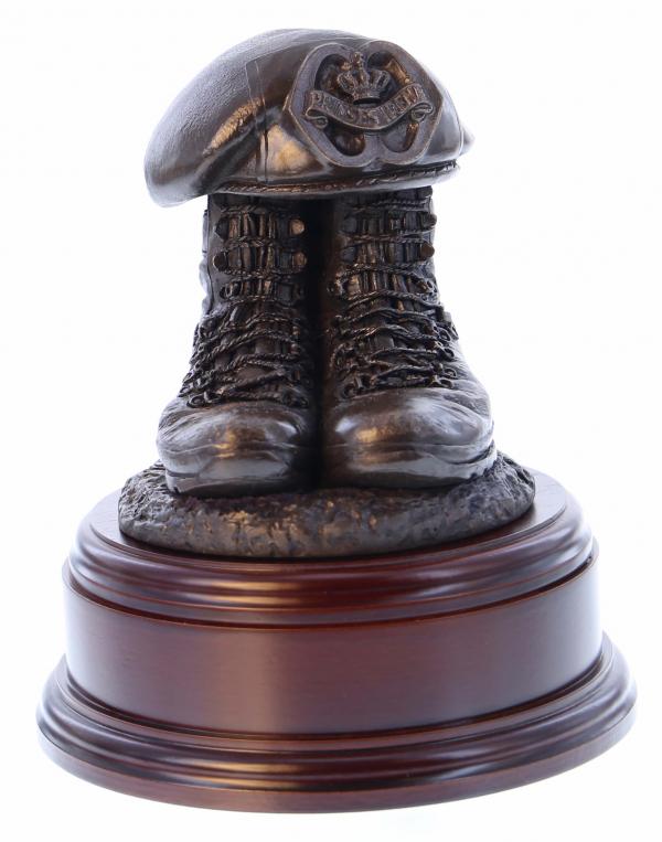 Boots and Beret Prinses Irene Gravure